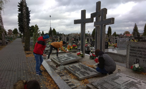 Uczniowie Reymonta zadbali o nagrobki na Łukowskich Cmentarzach