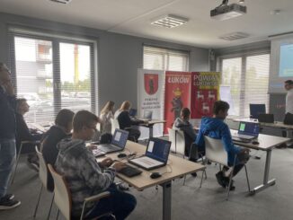 Relacja z bezpłatnych warsztatów z programowania „Koduj z Gigantami” w Łukowie